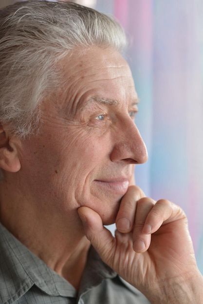 Retrato de un hombre mayor feliz en casa