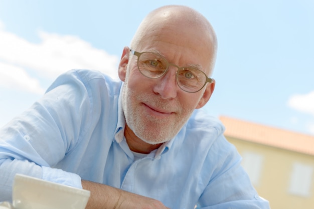 Retrato de un hombre mayor con gafas