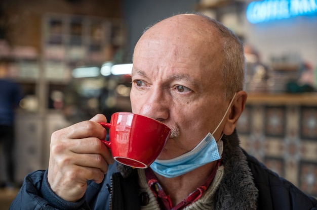 Retrato, de, hombre mayor, el gozar, taza de café, en, café