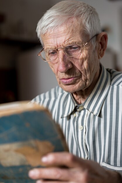 Retrato, de, hombre mayor, leer un libro