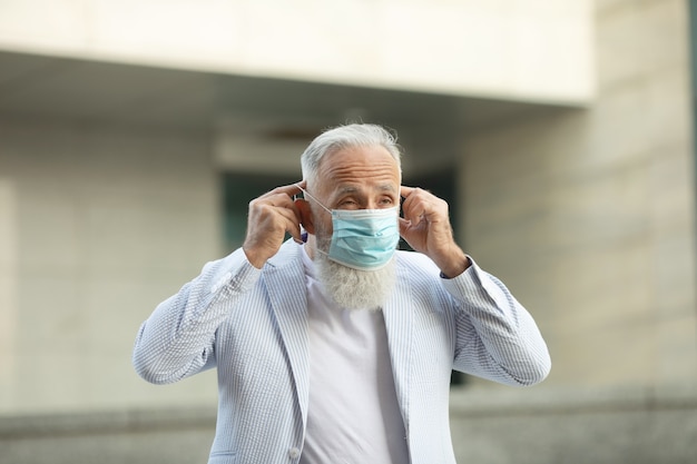 Retrato, de, hombre mayor, llevando, máscara médica