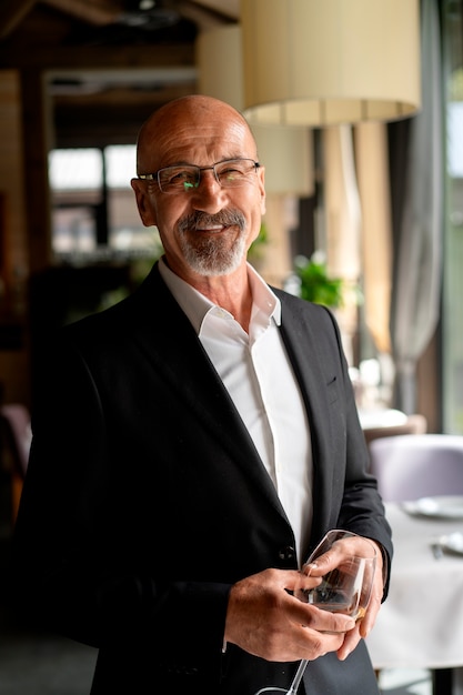 retrato, de, hombre mayor, en, un, lujoso, restaurante