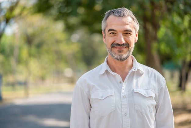 Retrato, de, hombre mayor, en el parque, sonriente