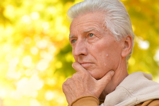 retrato, de, un, hombre mayor, posar, aire libre