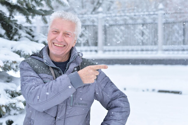 Retrato de hombre mayor en ropa de abrigo al aire libre en invierno