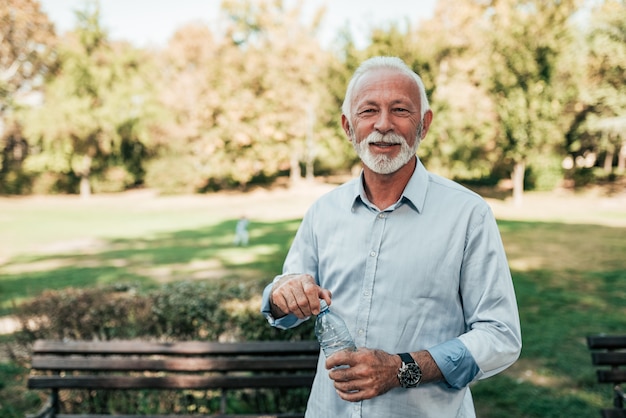 Retrato de un hombre mayor sano en el parque.