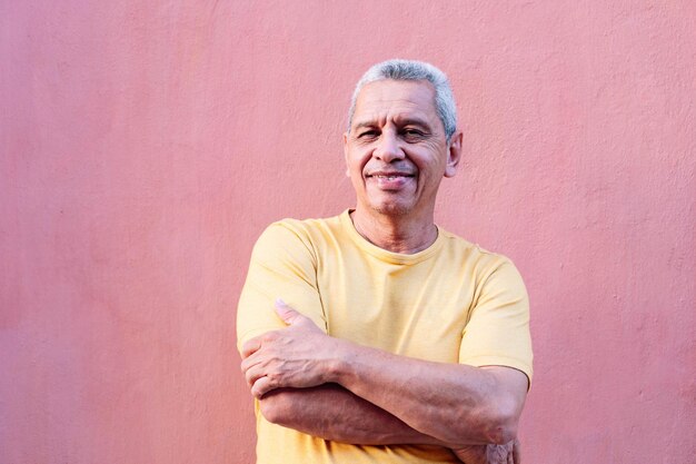 Retrato de hombre mayor seguro en la ciudad