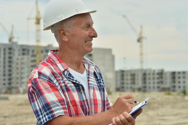 retrato, de, hombre mayor, en, sitio de construcción