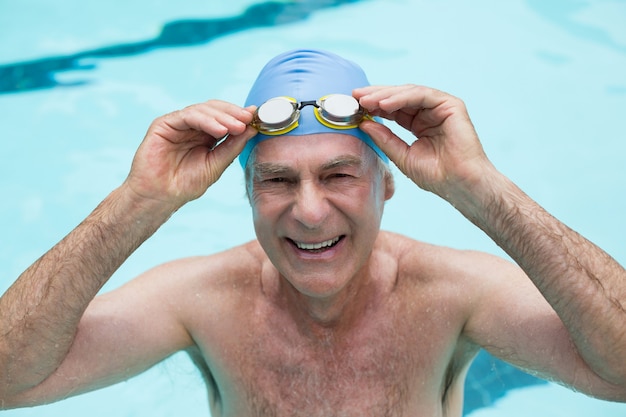 Retrato, de, hombre mayor, tenencia, gafas protectoras, en, piscina
