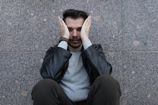 Retrato de un hombre de mediana edad en el momento de un ataque de pánico