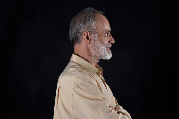 Foto retrato de hombre de mediana edad en negro