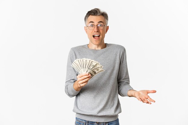 Retrato de hombre de mediana edad sorprendido con gafas y suéter gris