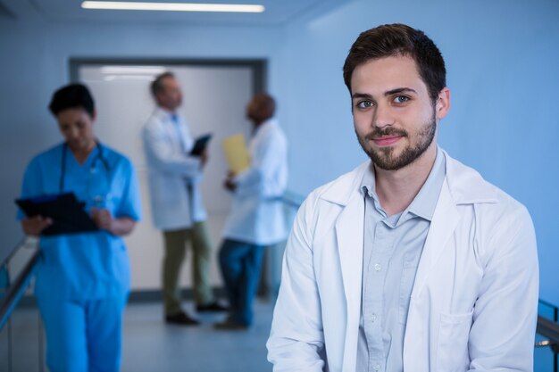 Retrato de hombre médico en corredor