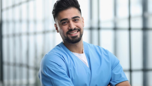 Retrato de hombre médico de pie con los brazos cruzados