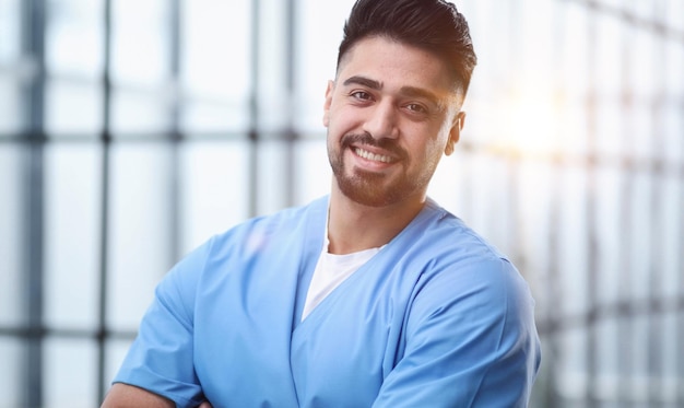 Retrato de hombre médico de pie con los brazos cruzados