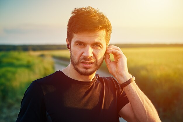 Retrato de hombre milenario activo al aire libre al atardecer