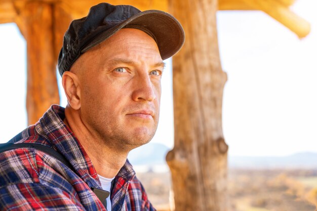 Retrato de un hombre mirando a lo lejos en el horizonte