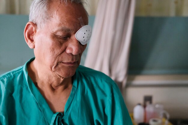 Foto retrato de un hombre mirando a su casa