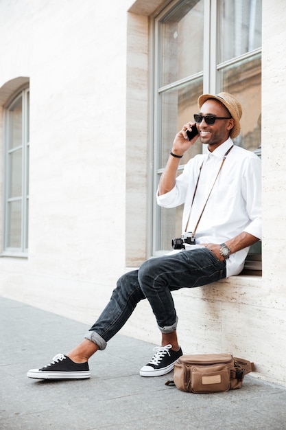 Retrato de hombre de moda en la calle. con gafas