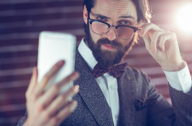 Retrato del hombre de moda que toma la imagen de sí mismo