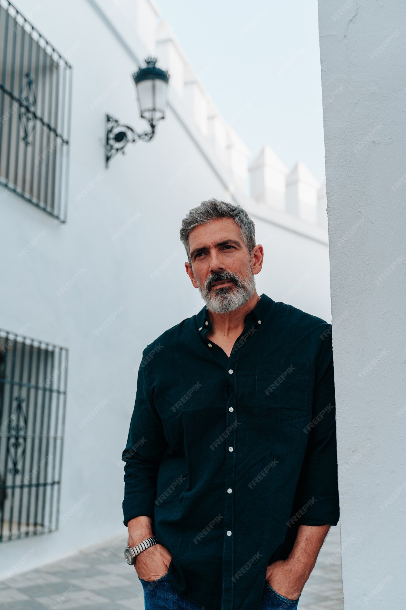 Retrato de un hombre modelo de unos 50 años mirando a la cámara en la calle | Foto Premium Retrato de un hombre modelo de unos 50 años mirando a la cámara en la calle | Foto Premium