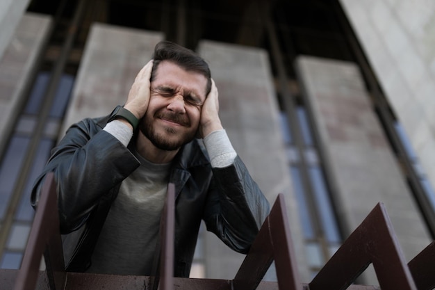 Retrato de un hombre en el momento de los ataques de pánico