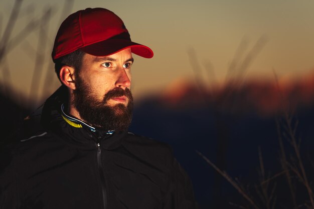 Retrato de hombre de montaña deportivo con barba