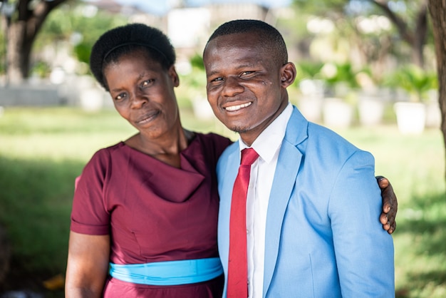 Retrato de hombre y mujer africana negra con amor