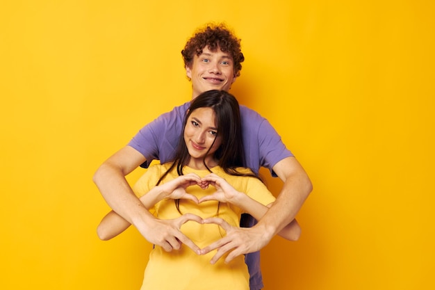 Retrato de un hombre y una mujer Amistad posando divertido estudio Estilo de vida inalterado