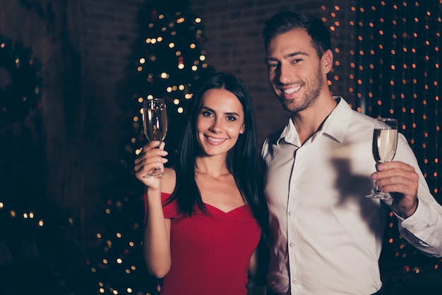 Retrato, de, hombre y mujer, bebida, champaña