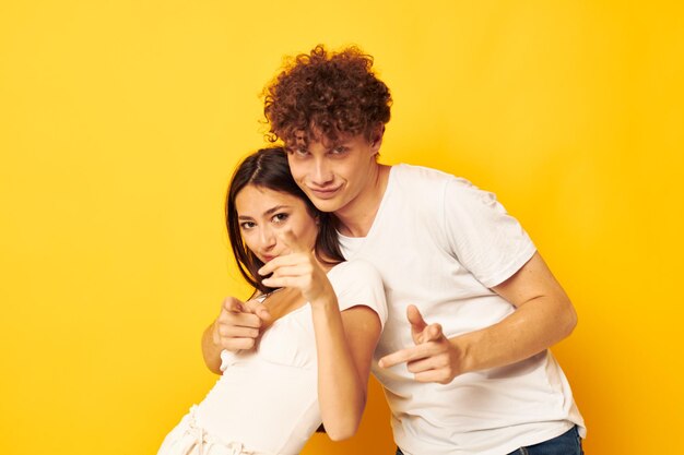 Retrato de un hombre y una mujer de pie uno al lado del otro en camisetas blancas posando Estilo de vida inalterado