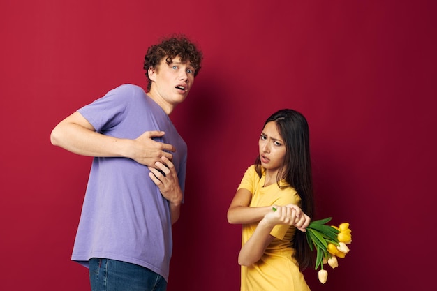 Retrato de un hombre y una mujer un ramo de flores amarillas basado en un estilo de vida de amistad inalterado