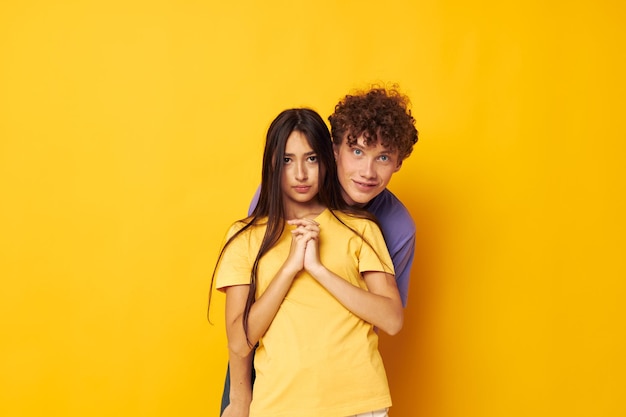 Retrato de un hombre y una mujer ropa casual posando emociones travesuras Estilo de vida inalterado