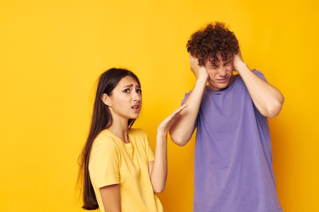 Retrato de un hombre y una mujer ropa casual posando emociones travesuras fondo aislado inalterado