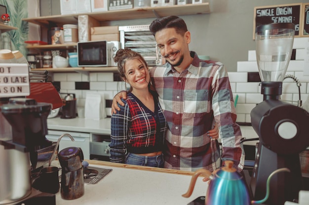 Retrato de hombre y mujer sonriente barista mirando a la cámara