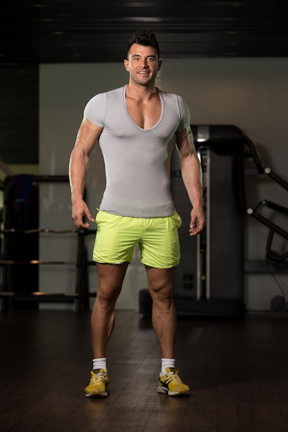 Retrato de hombre musculoso en camiseta gris