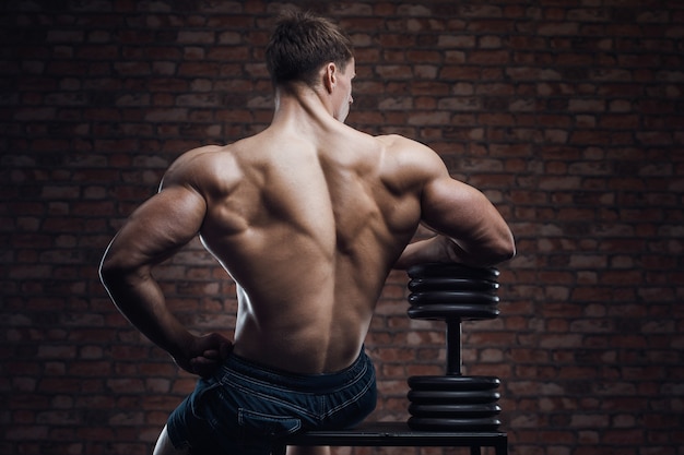 Retrato de un hombre musculoso en el gimnasio