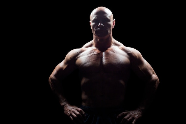 Retrato de hombre musculoso con las manos en la cadera