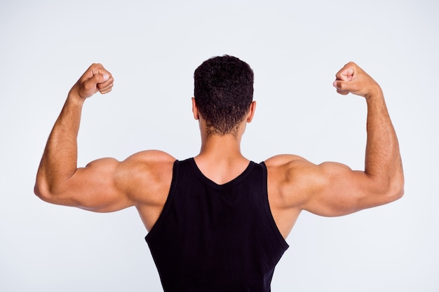 Foto retrato de hombre musculoso viril deportivo demostrando poderosos músculos levantador de pesas