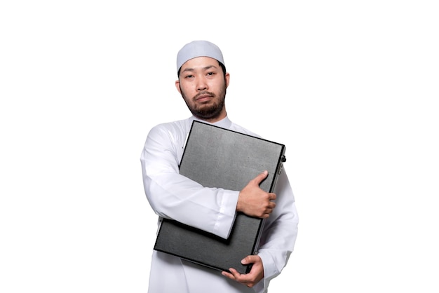 Retrato de hombre musulmán guapo inteligente sobre fondo blanco Concepto de festival de Ramadán Hombre islámico sosteniendo la bolsa de un hombre de negocios sobre un fondo blanco