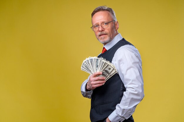 Retrato de hombre muy emocionado con montón de dinero. Día de suerte. Emociones humanas y expresiones faciales.