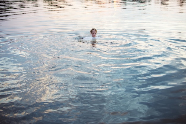 Retrato de un hombre nadando en un lago