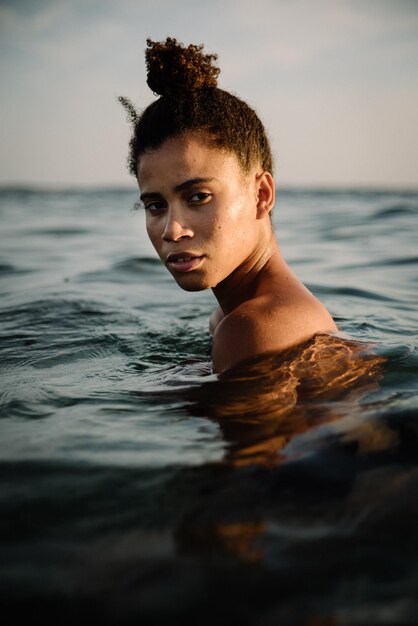 Retrato de un hombre nadando en el mar contra el cielo