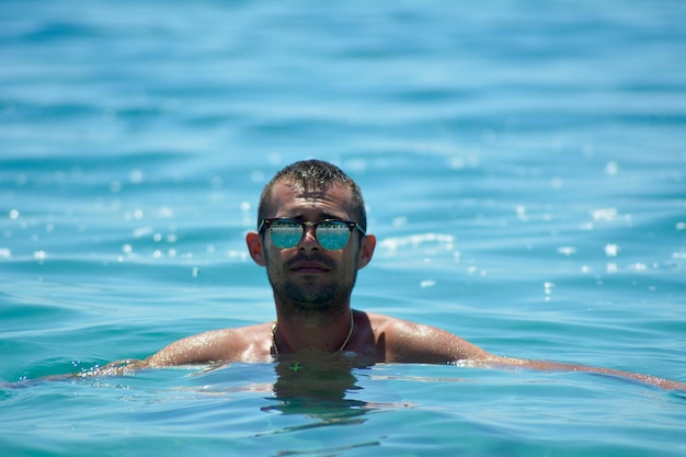 Foto retrato de un hombre nadando en el mar