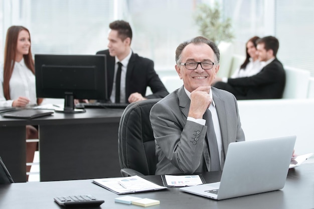 Retrato de hombre de negocios adulto en el escritorio de la oficina