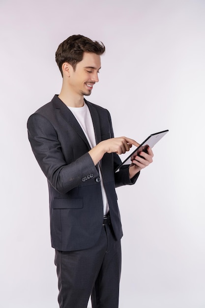 Foto retrato de un hombre de negocios alegre y atractivo que utiliza una aplicación de dispositivo que busca en la web aislada sobre un fondo de color blanco