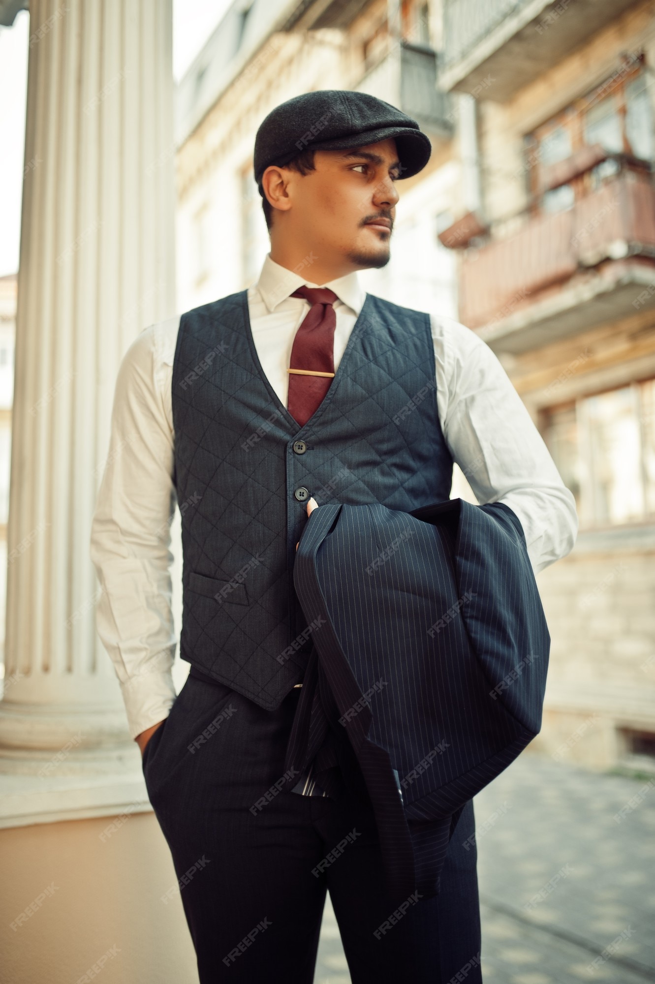 acción flauta Teseo Retrato de hombre de negocios árabe inglés retro de los años 20 con traje oscuro, corbata y gorra plana. | Foto Premium acción flauta Teseo Retrato de hombre de negocios árabe inglés retro de los años 20 con traje oscuro, corbata y gorra plana. | Foto Premium