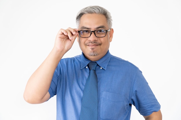 Retrato hombre de negocios asiático confiado con gafas y camisa de manga corta