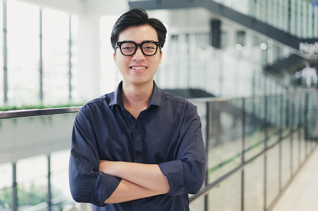 Foto retrato de un hombre de negocios asiático, confiado y sonriente