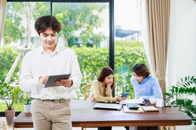 Retrato de un hombre de negocios asiático inteligente en casa Concepto de pequeña empresa y trabajo en equipo